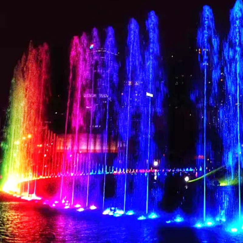 Bridgelux và Citizen. Chip LED sở hữu hiệu suất quang thông cao, chỉ số hoàn màu vượt trội, mang lại ánh sáng chân thực, rực rỡ và bền bỉ theo thời gian.
Vỏ đèn Inox chống nước tuyệt đối
